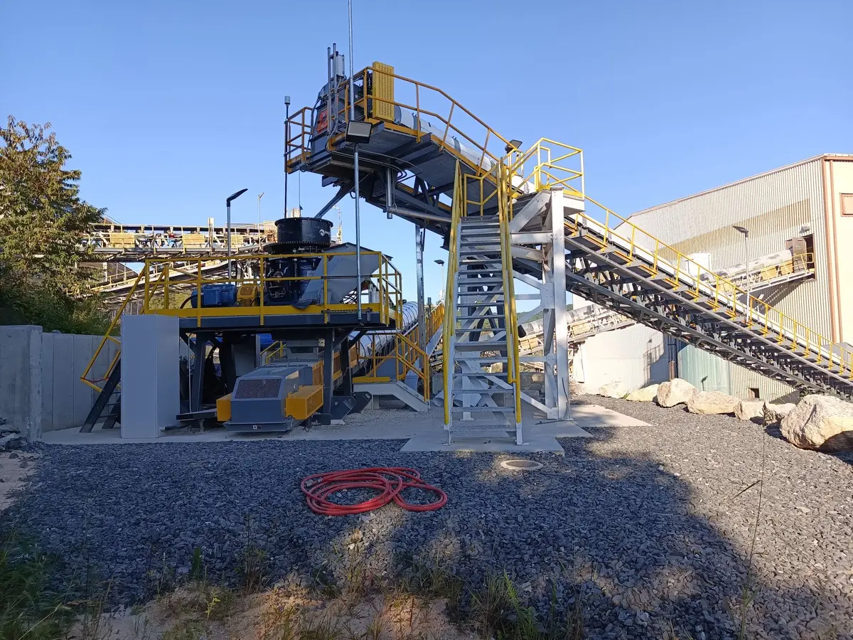 New crusher and inclined conveyor with access stairs at a mineral processing plant, North Carolina